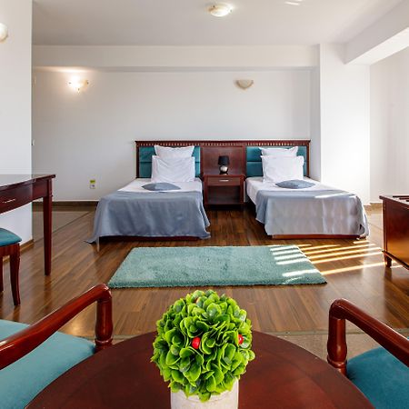 Lira Pacific Aparthotel Constanta Bagian luar foto