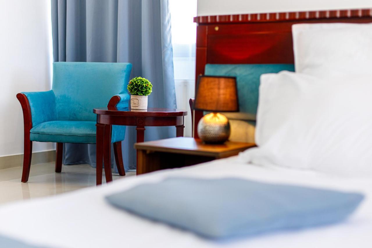 Lira Pacific Aparthotel Constanta Bagian luar foto
