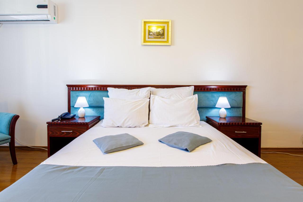 Lira Pacific Aparthotel Constanta Bagian luar foto