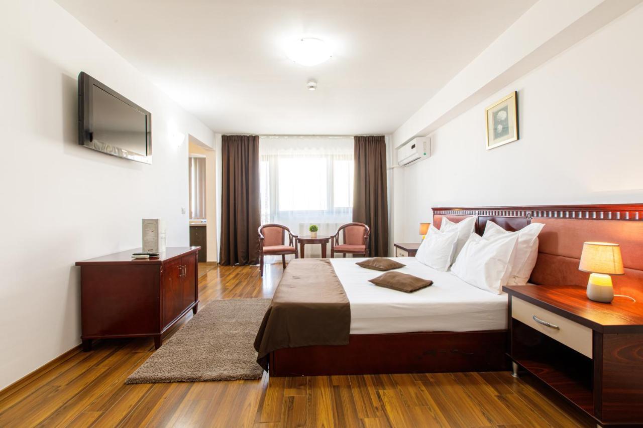 Lira Pacific Aparthotel Constanta Bagian luar foto