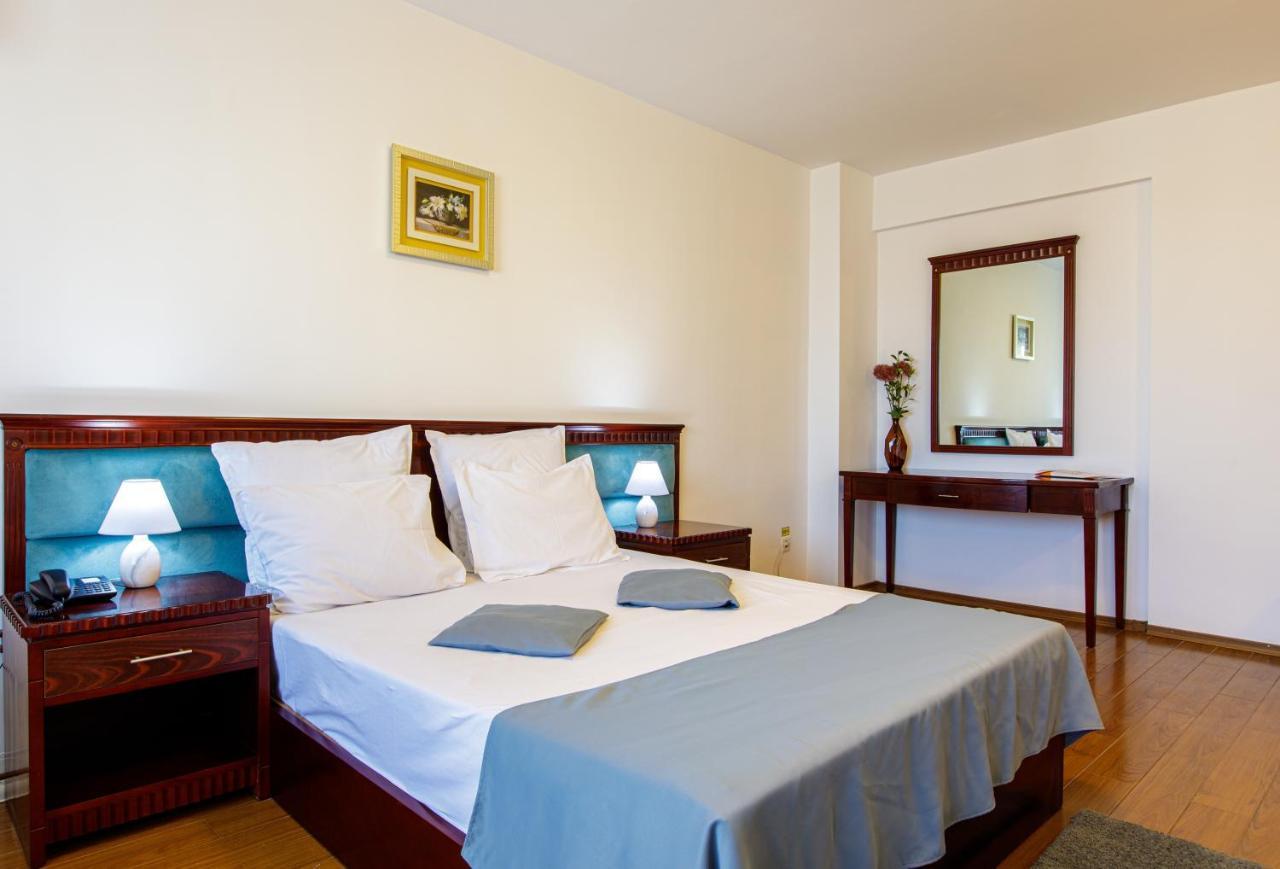 Lira Pacific Aparthotel Constanta Bagian luar foto