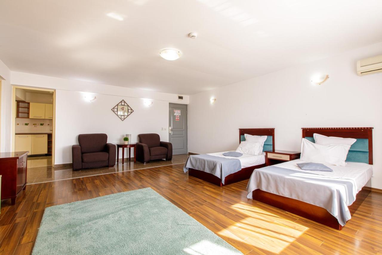 Lira Pacific Aparthotel Constanta Bagian luar foto