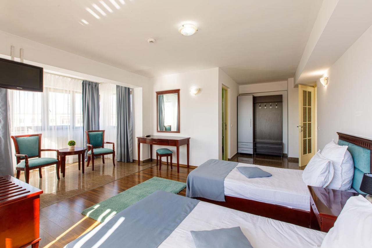 Lira Pacific Aparthotel Constanta Bagian luar foto