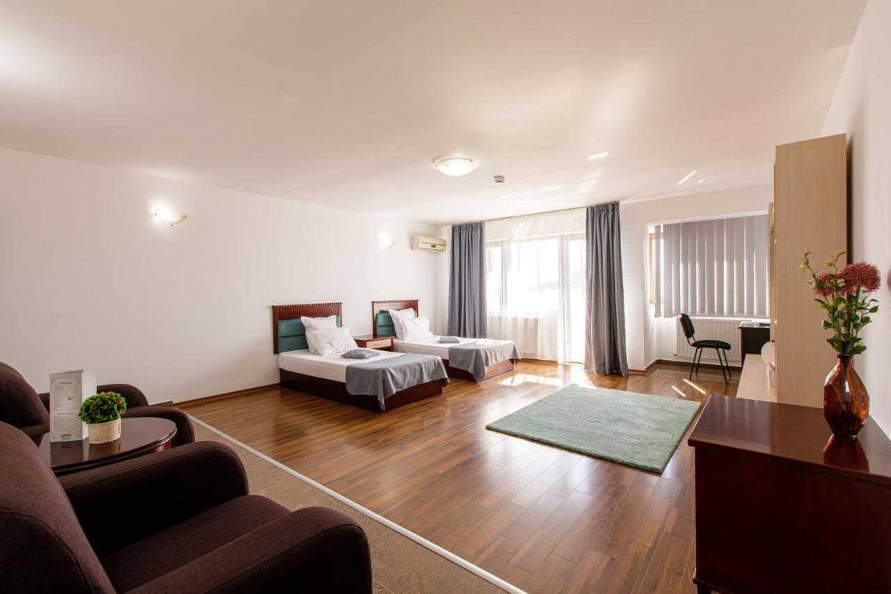 Lira Pacific Aparthotel Constanta Bagian luar foto