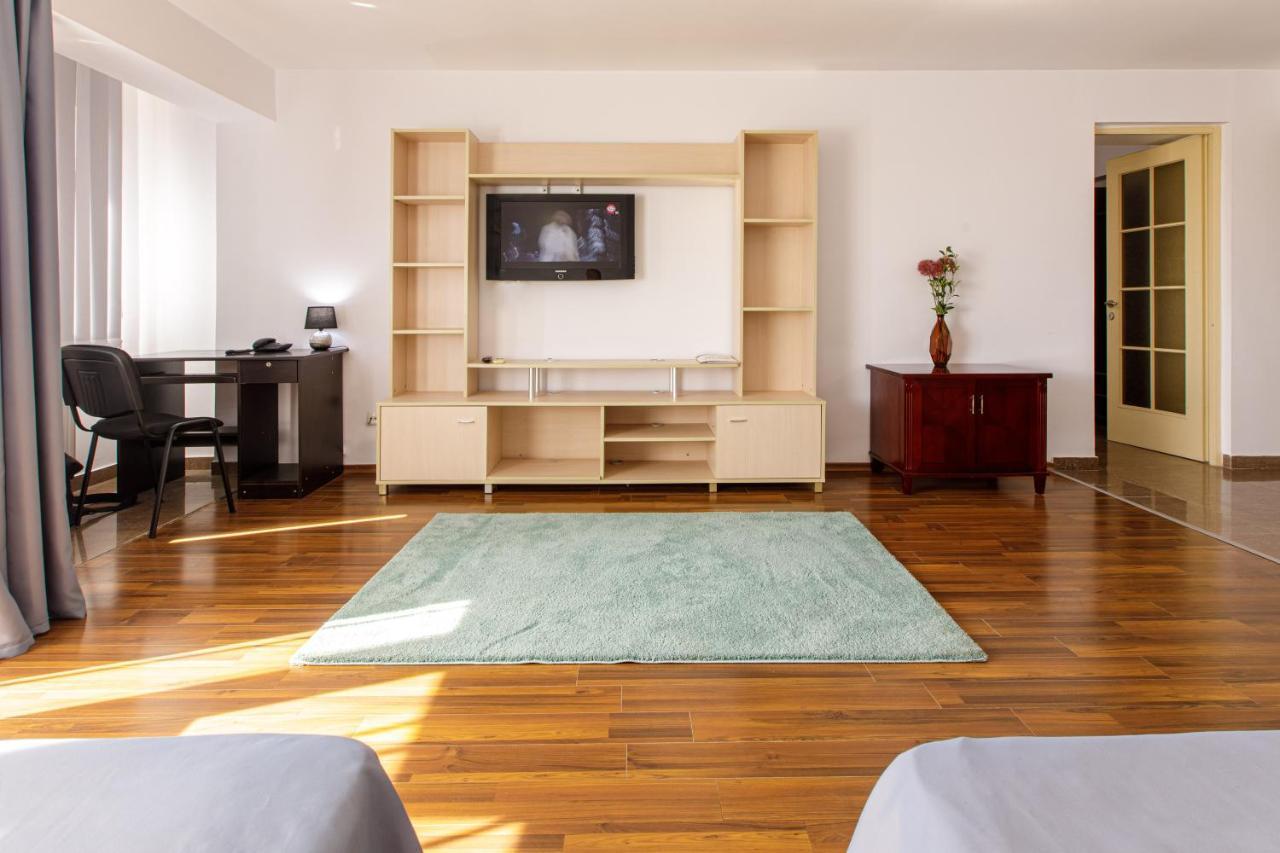 Lira Pacific Aparthotel Constanta Bagian luar foto