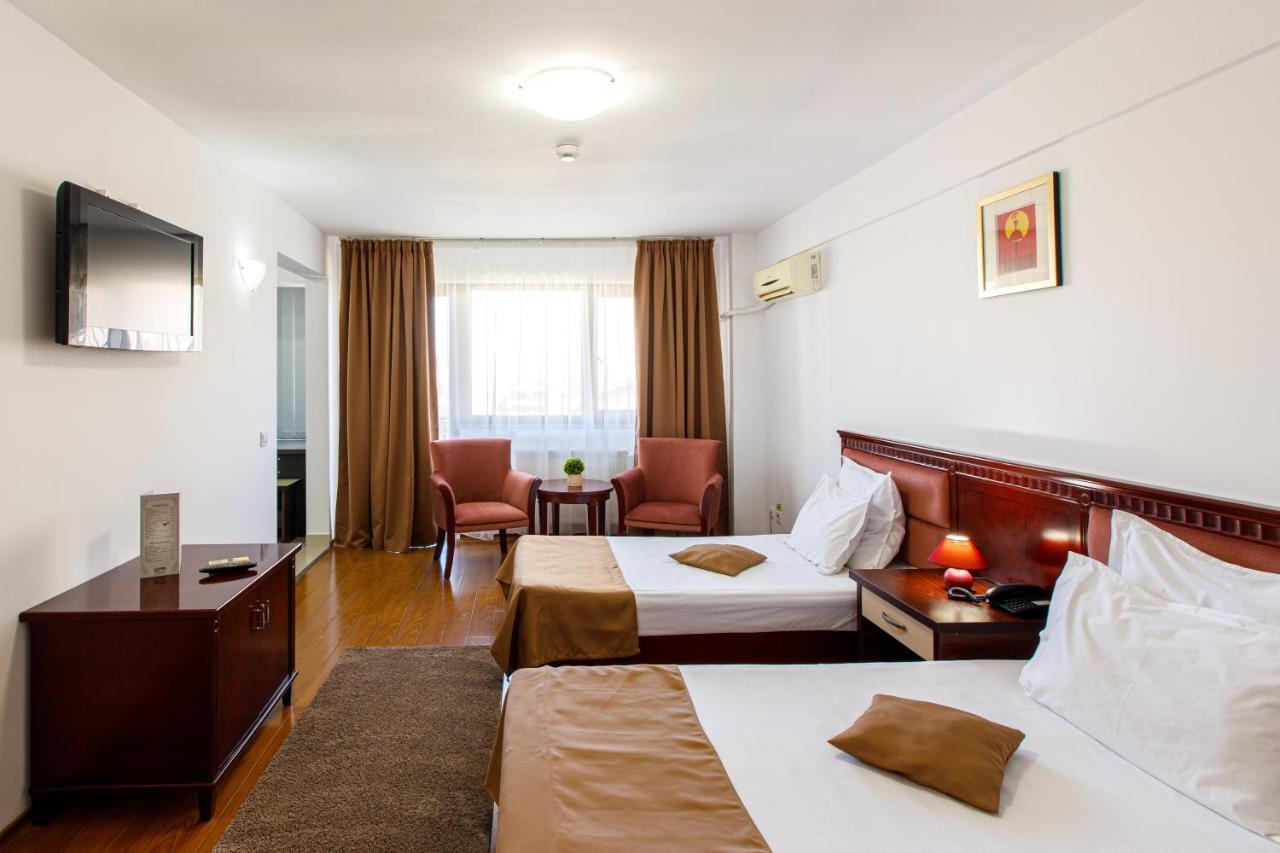 Lira Pacific Aparthotel Constanta Bagian luar foto
