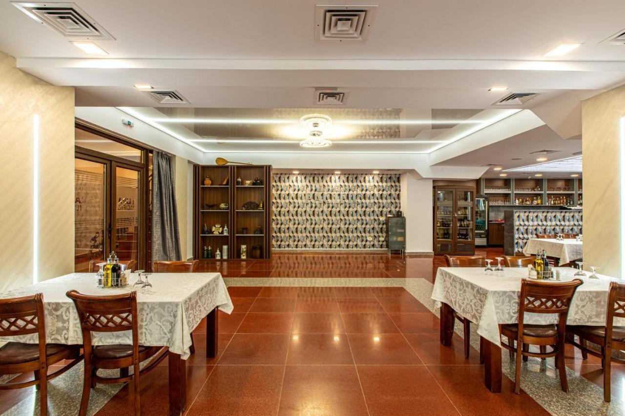 Lira Pacific Aparthotel Constanta Bagian luar foto