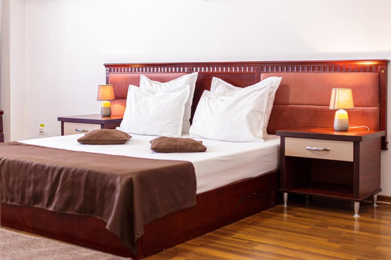 Lira Pacific Aparthotel Constanta Bagian luar foto