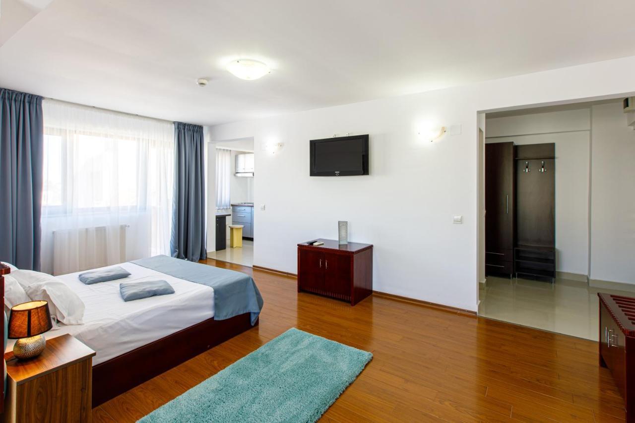 Lira Pacific Aparthotel Constanta Bagian luar foto