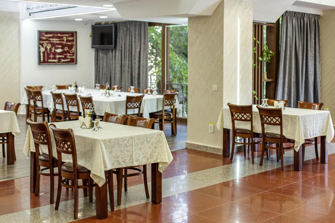 Lira Pacific Aparthotel Constanta Bagian luar foto