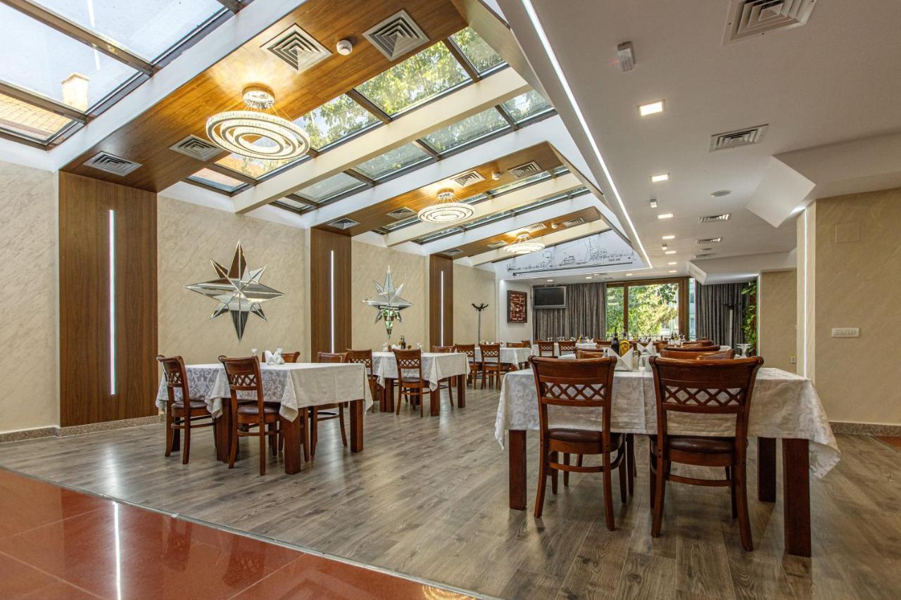 Lira Pacific Aparthotel Constanta Bagian luar foto