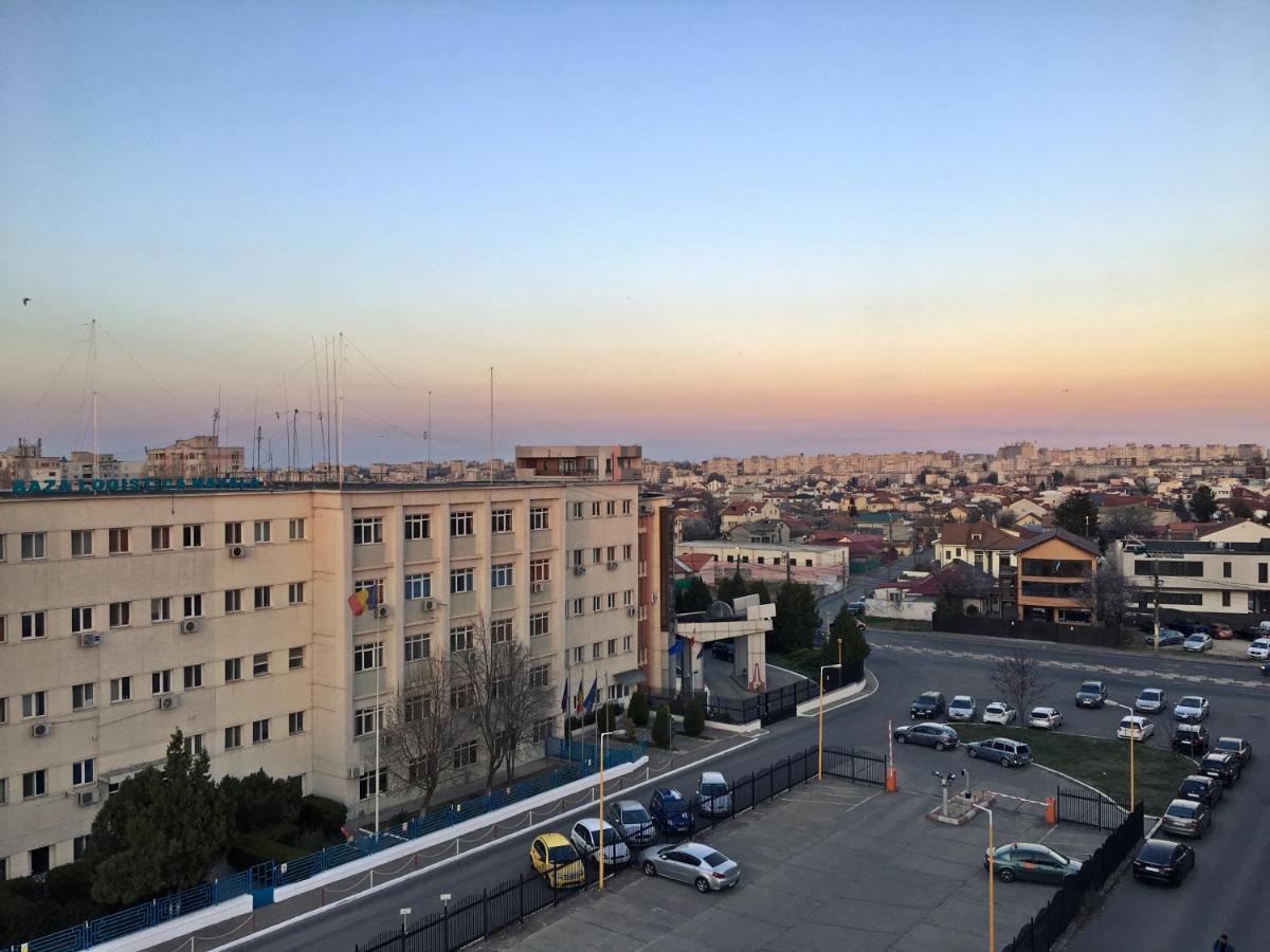 Lira Pacific Aparthotel Constanta Bagian luar foto